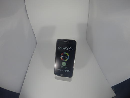 Samsung galaxy s5 black gold front